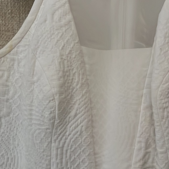 Lilly pulitzer white girls dress size 00. Beautiful sheer neckline and cut. - Picture 2 of 4